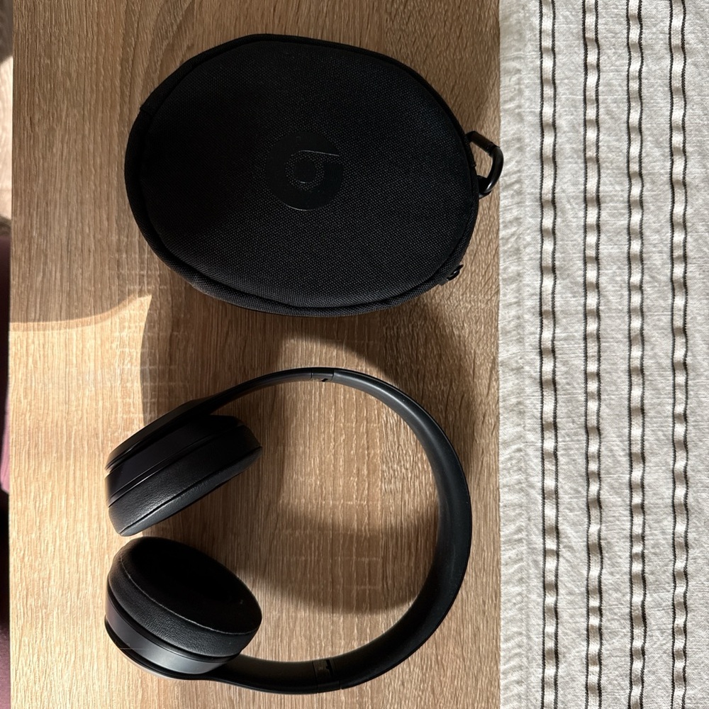 Beats by Dre Over-Ear Headphones in Black with Carry Case